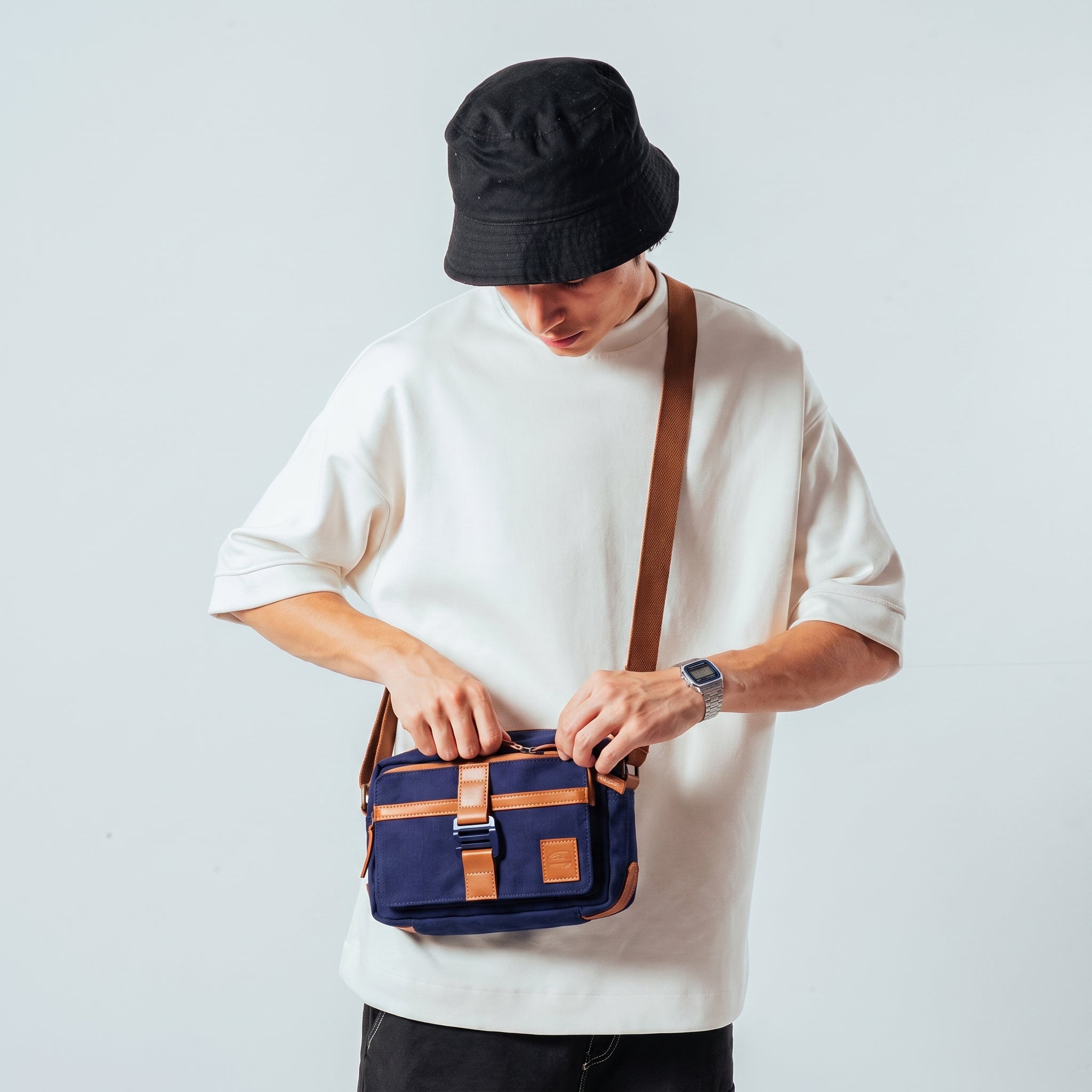 FLINT SLING BAG — NAVY