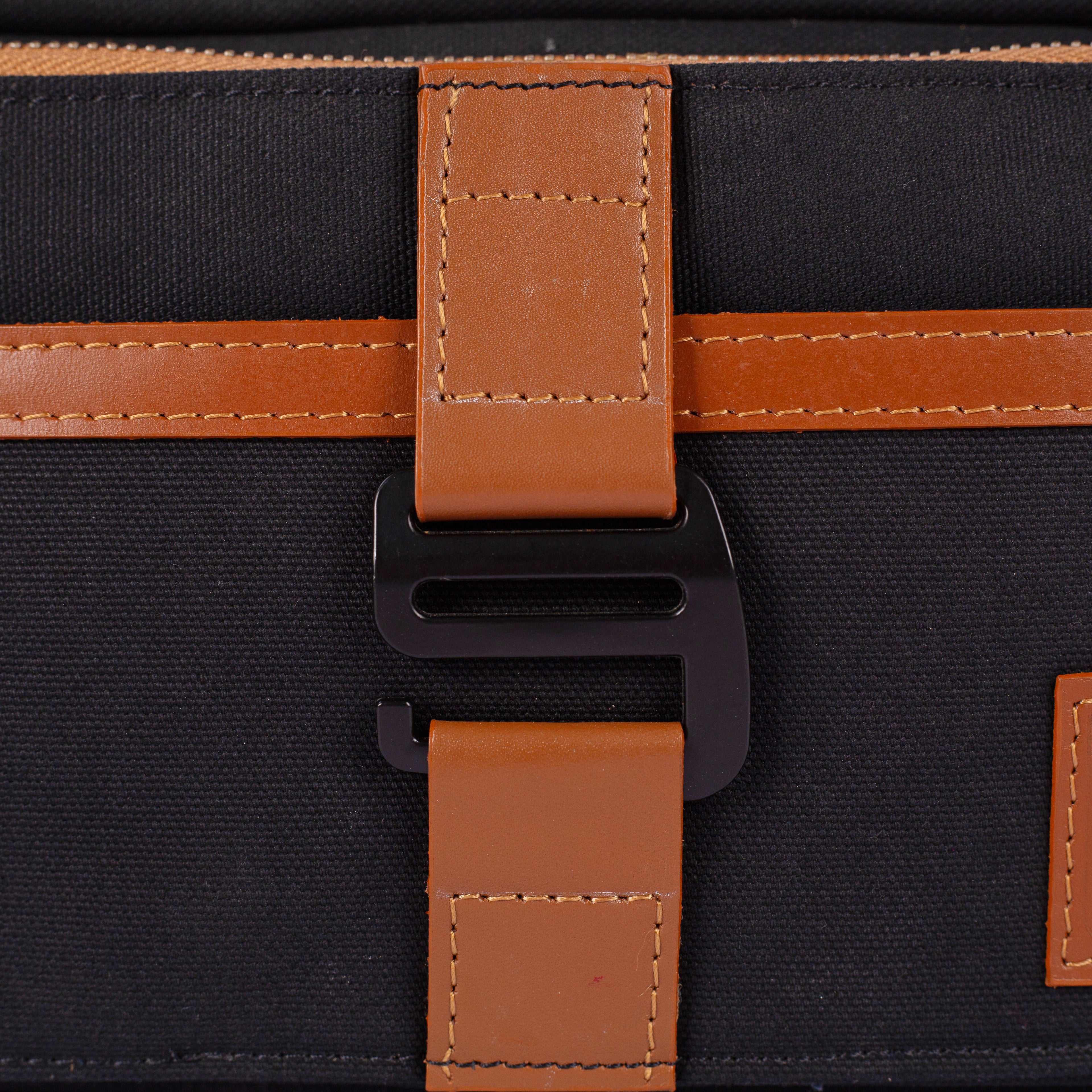 FLINT SLING BAG