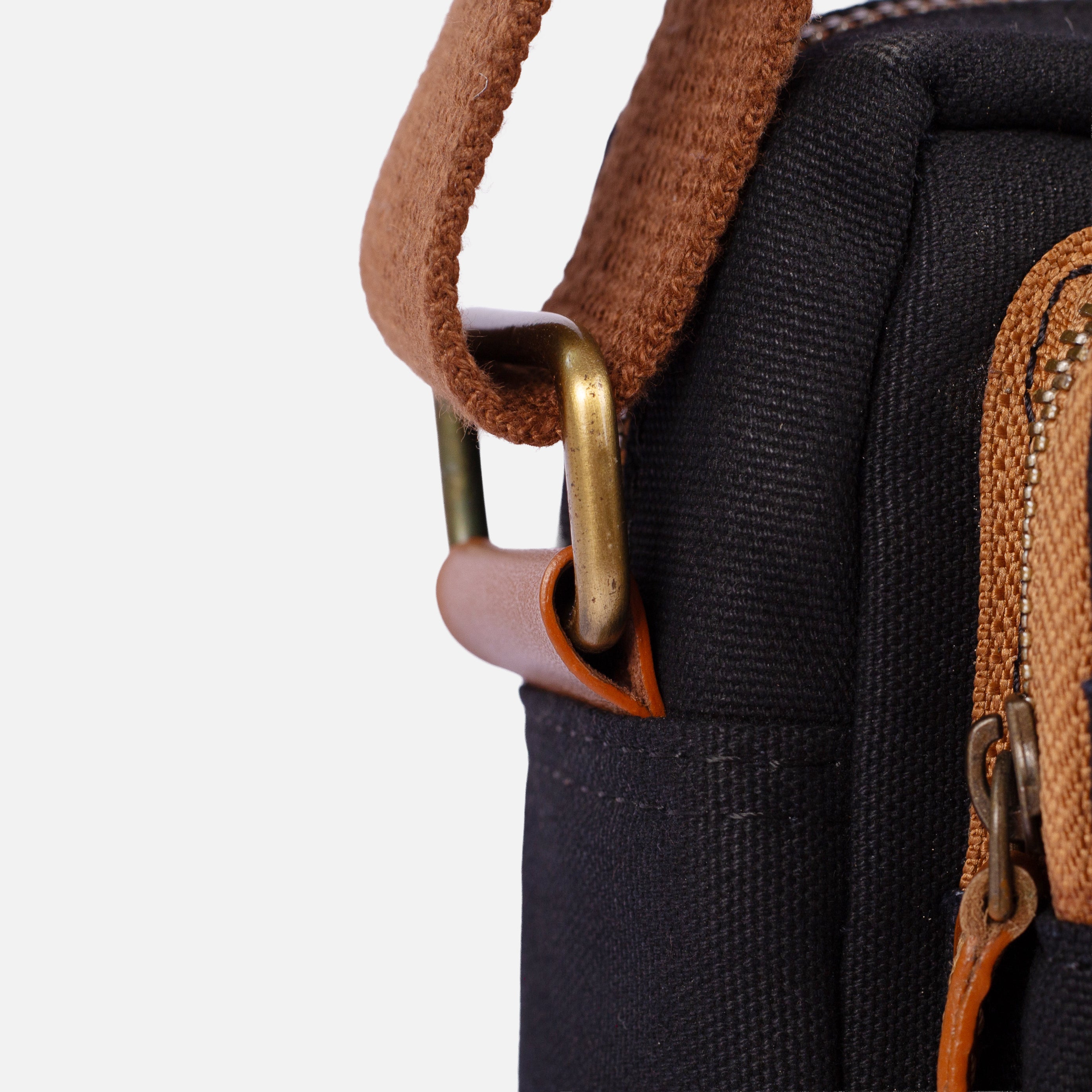 FLINT SLING BAG