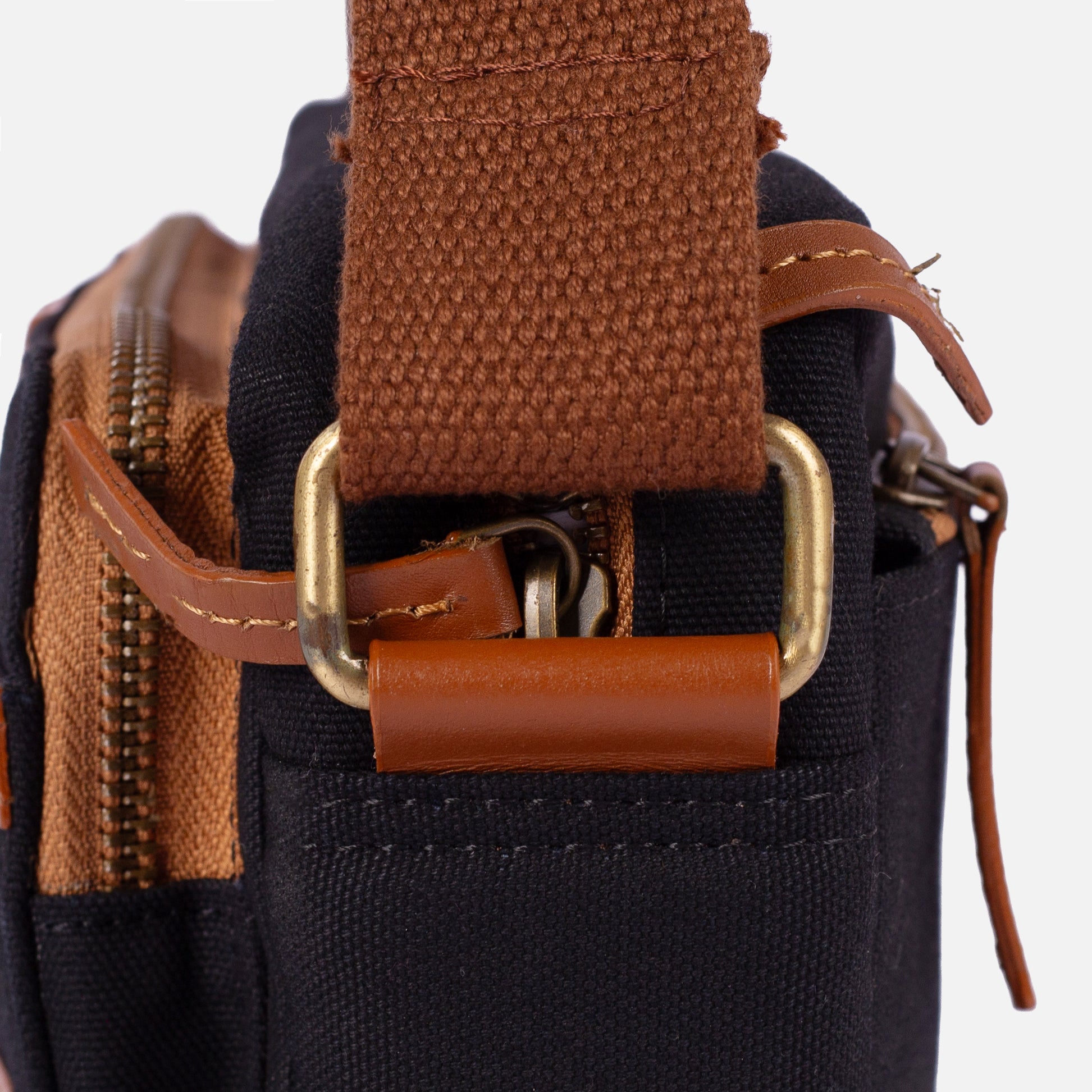 FLINT SLING BAG