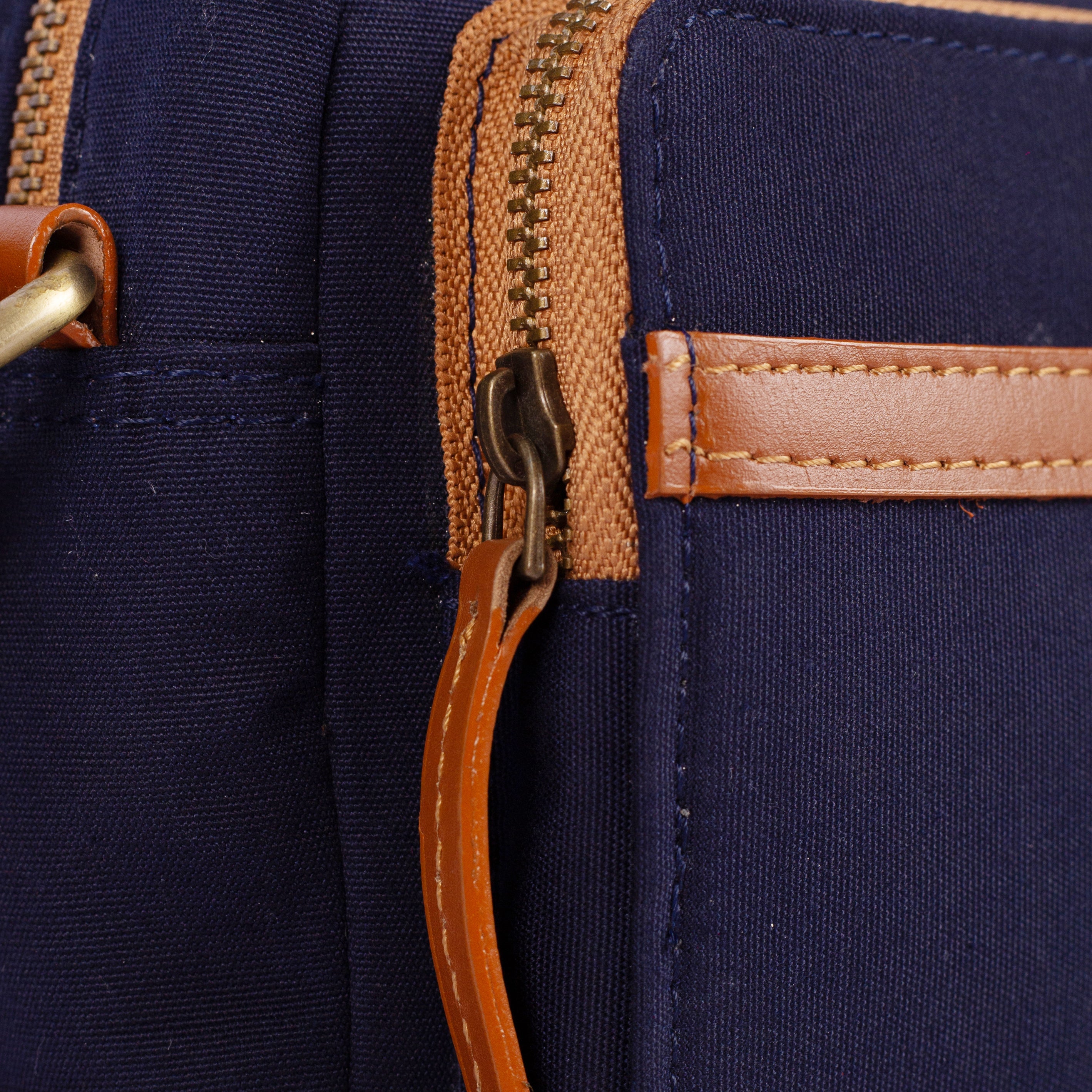 FLINT SLING BAG — NAVY